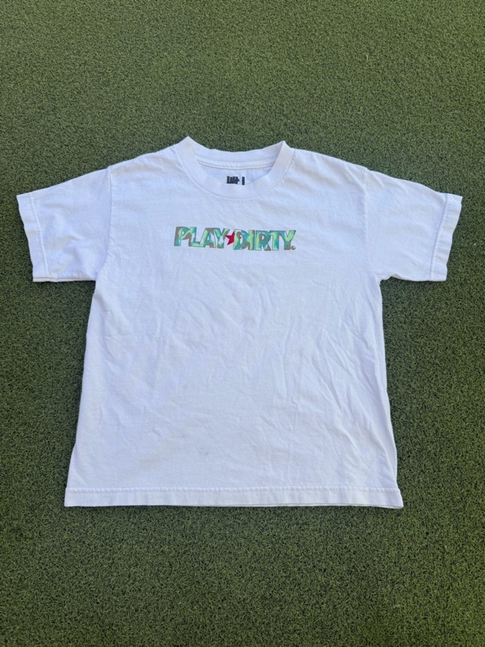 MODERN DESIGNER UNDEFEATED CONVERSE PLAY DIRTY SPELLOUT WHITE GRAPHIC TEE